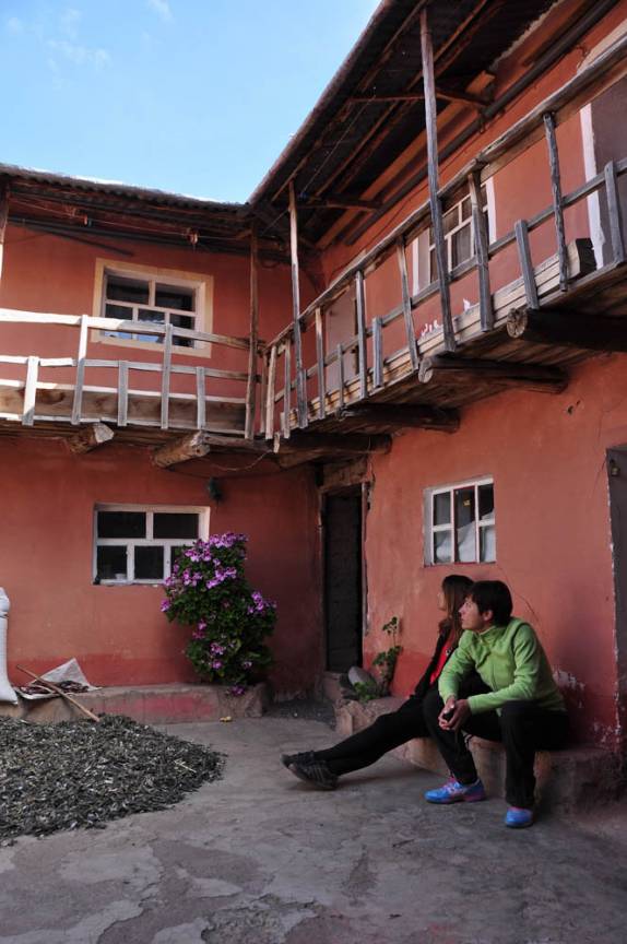 Outros turistas observam nossa hospedagem na ilha de Amantani, no lago Titicaca, no Peru
